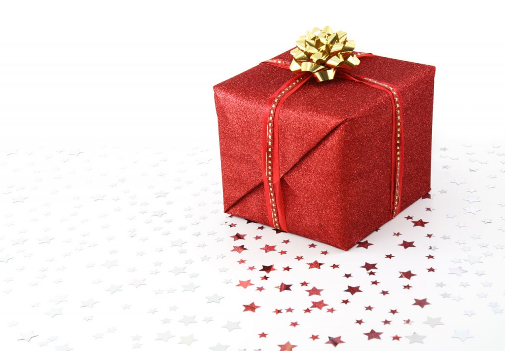 Red_Christmas_present_on_white_background